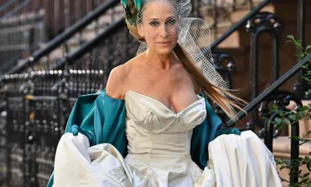 Carrie bradshaw vivienne westwood wedding dress