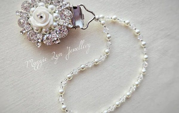 Wedding dress wrist loop